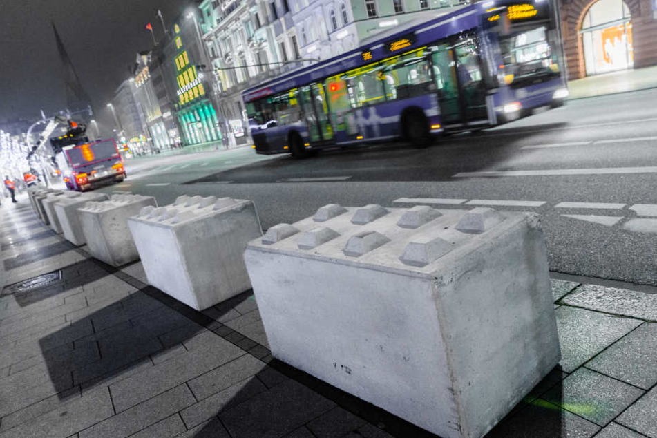 Solche Betonsperren (hier in Hamburg) werden den Leipziger Weihnachtsmarkt vor Anschlägen mit Fahrzeugen schützen.