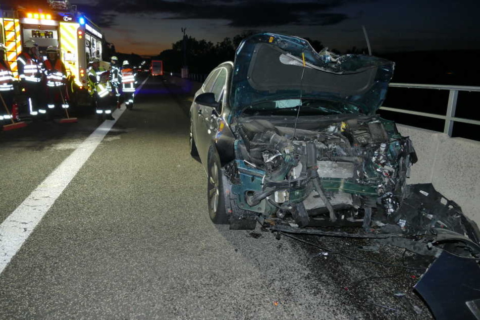 Das Auto wurde bei dem Aufprall komplett zerstört.