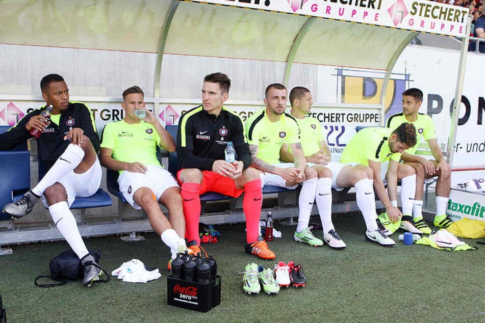 Martin Toshev (4. v. l.) & Dmitri Nazarov (r.) gehören zu den Transferflops.