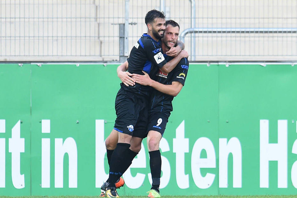 Massih Wassy (l.) freut sich mit Koen van der Biezen über den Siegtreffer in Lotte.