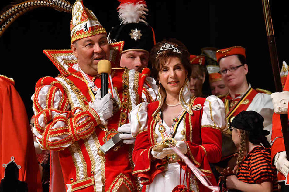Das Berliner Prinzenpaar, Simone Hafemann, alias Prinzessin Simone I., und Prinz Wolfgang IV., der eigentlich Wolfgang Gellert heißt, bei einem Auftritt in Neukölln.
