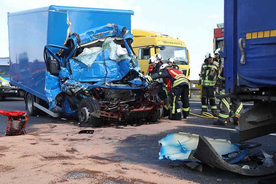 Der Fahrer (59) des Iveco-Lasters war sofort tot.