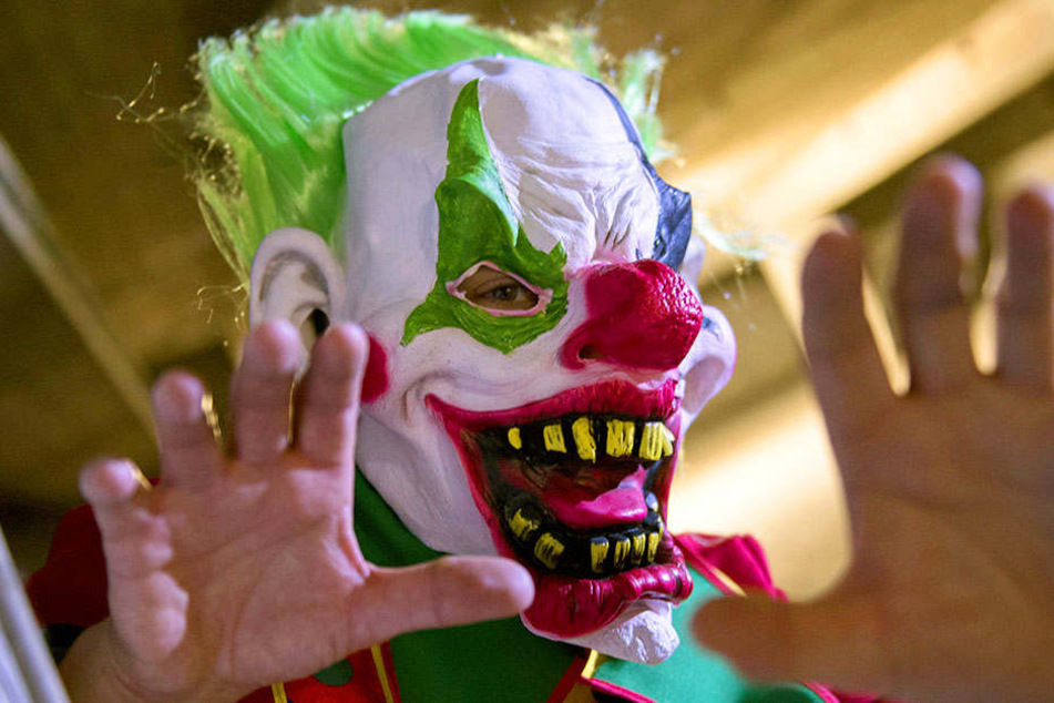Mit einer Maske erschreckte ein 21-Jähriger in Bünde nachts Passanten. (Symbolbild)