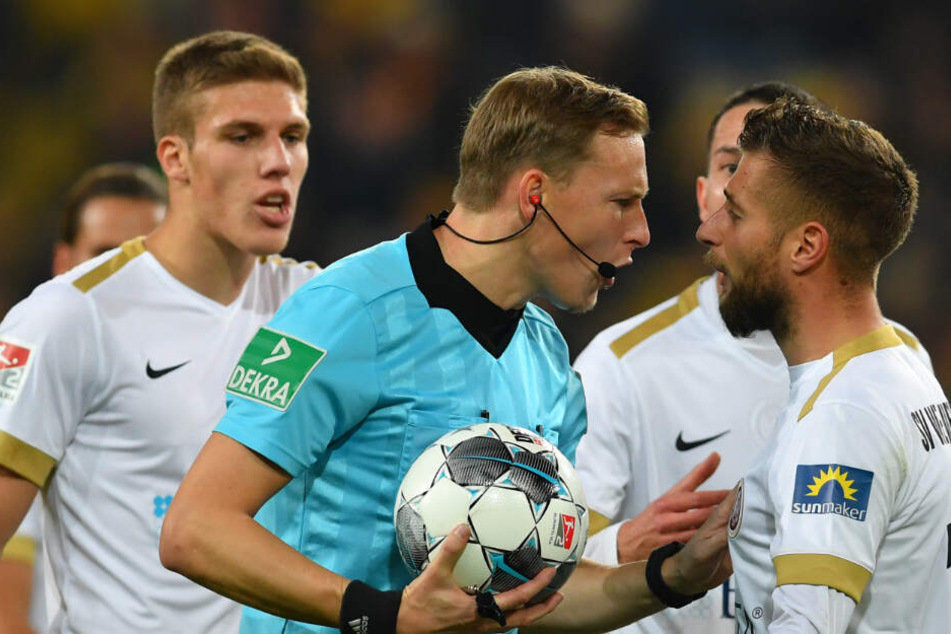 Die aufgebrachten Spieler protestieren beim Schiedsrichter, nachdem der den Treffer von Manuel Schäffler aberkannte.