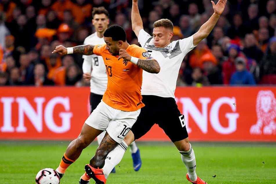 Tolle Haltungsnoten: Joshua Kimmich versucht den starken Niederländer Memphis Depay (l.) vom Ball zu trennen.