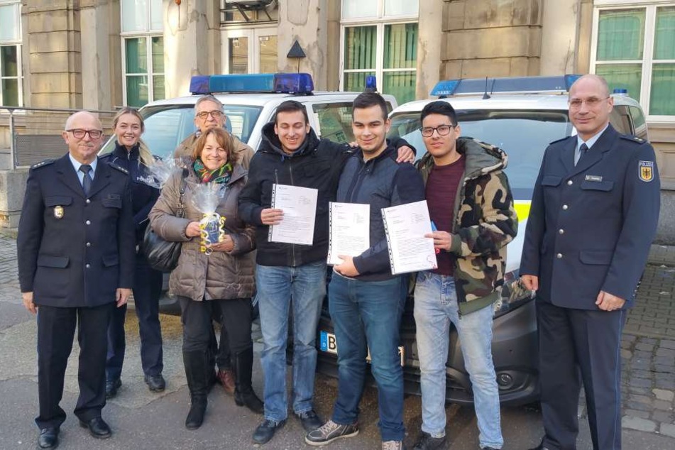 Die Schüler Furkan Tüysüz, Benjamin Peters, Ilkay Hayir (mit Urkunde) und ihr Lehrer Detlef Bodis retteten einen Mann von den Gleisen.