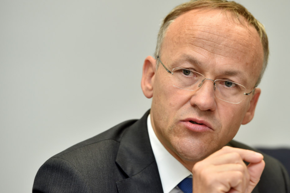 Donnerstag stellte Schulbürgermeister Peter Lames (52, SPD) die "Schulbauleitlinie" vor.