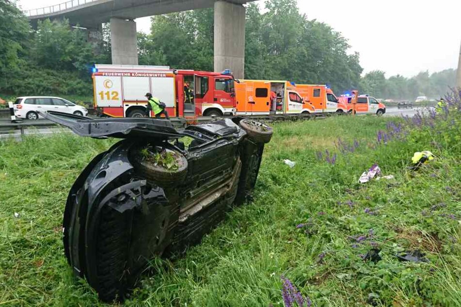 Drei Fahrzeuginsassen wurden bei dem Unfall leicht verletzt.