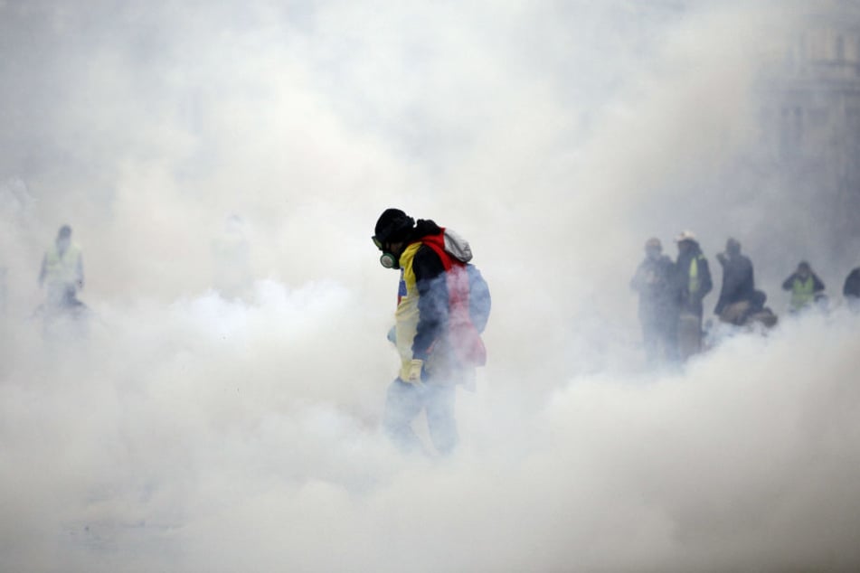 Die Tränengaswolke während einer Demonstration in der Nähe der Champs-Elysees.