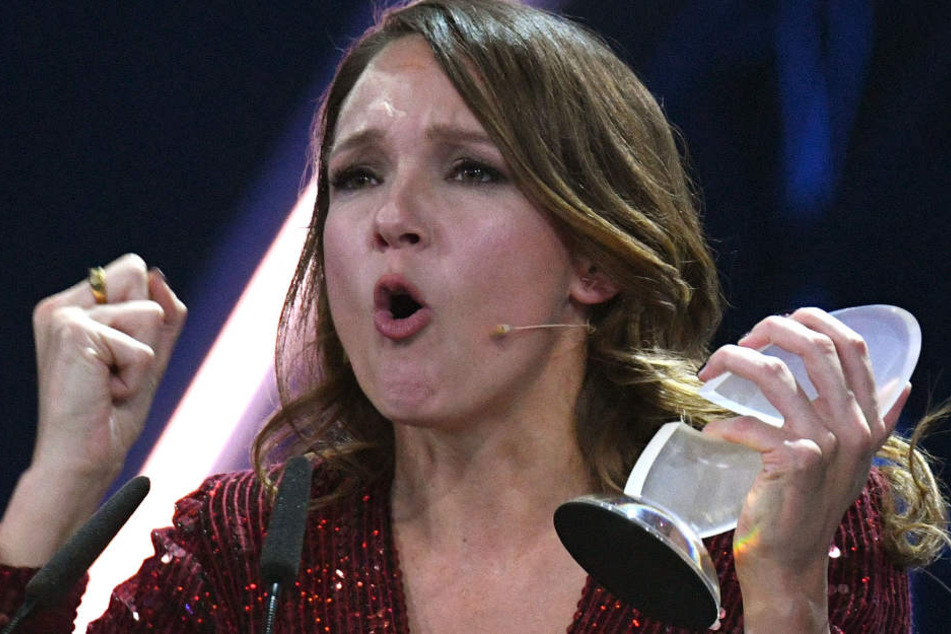 Da ist das Ding: Carolin Kebekus räumte mal wieder den Deutschen Comedypreis ab.