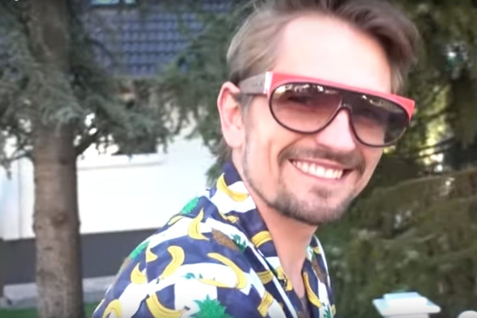 Jens' Entschuldigung für die Brille: "Ich hab' so schnell keine andere gefunden."