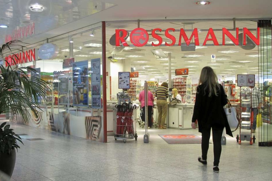 Die dm-Mitarbeiterin wollte bei Rossmann einkaufen und wurde daran gehindert. (Symbolbild)