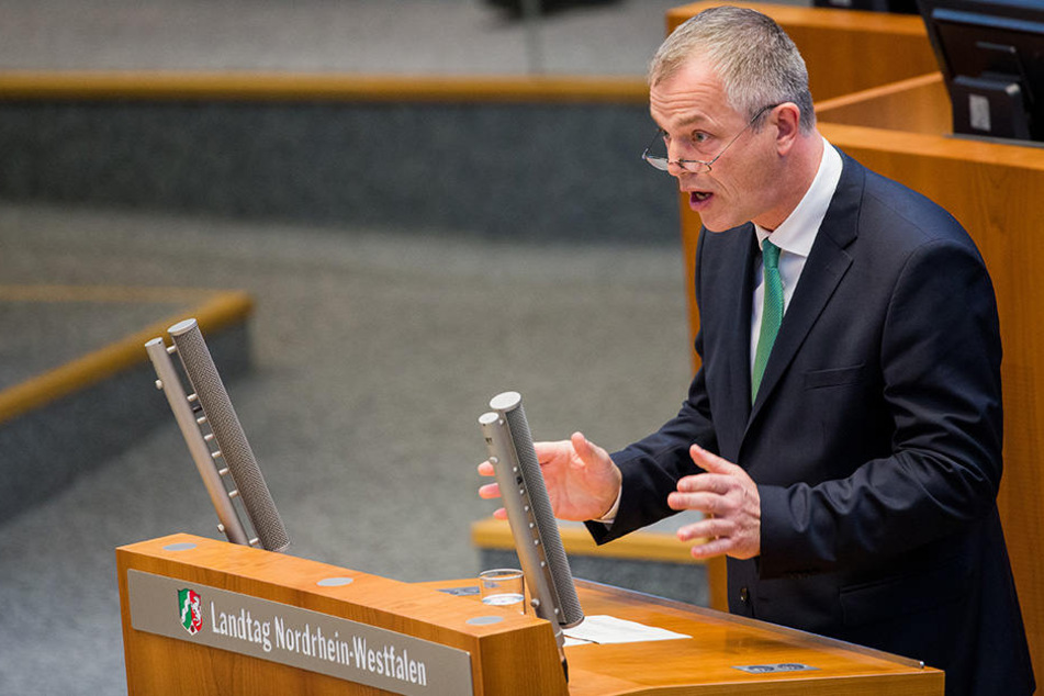 Johannes Remmel (Grüne) stellt am Dienstag die Auswertung der Luftqualität dar.