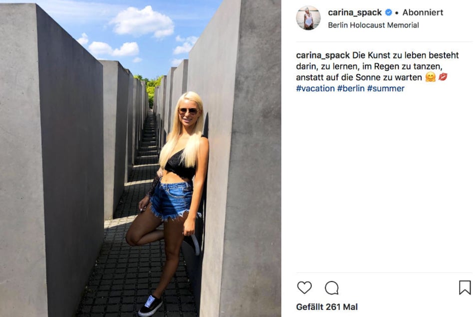 Carina Spack (22) posiert strahlend vorm Holocaust-Mahnmal in Berlin - für ihre Fans ein absolutes No-Go.
