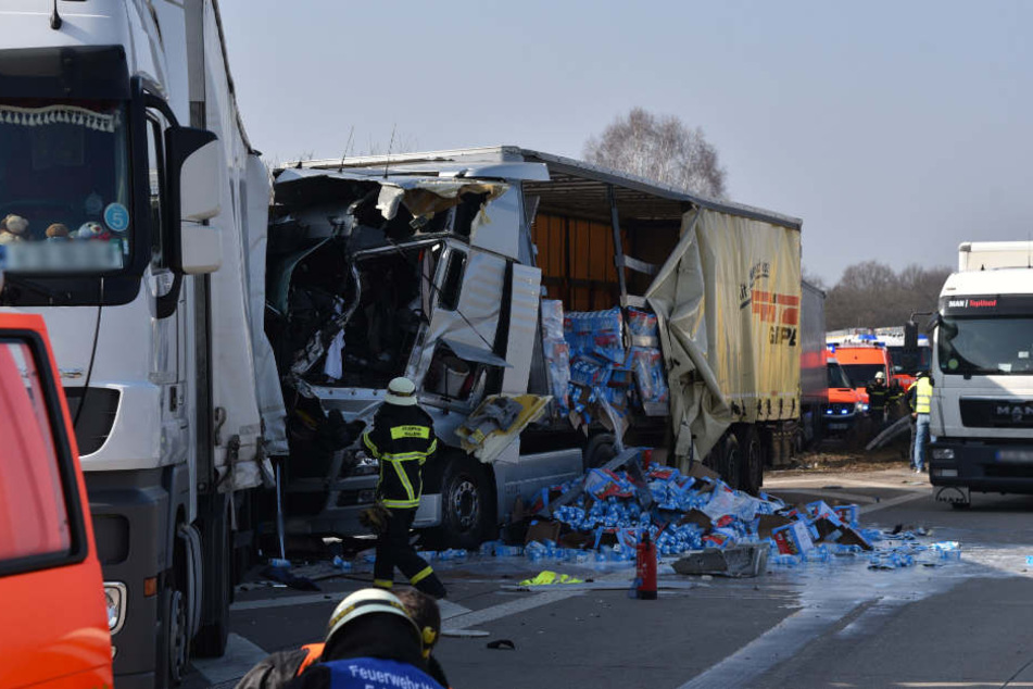 Beim Unfall fielen mehrere geladene Milchpackungen von einem Lastwagen und beschmutzten die Fahrbahn.