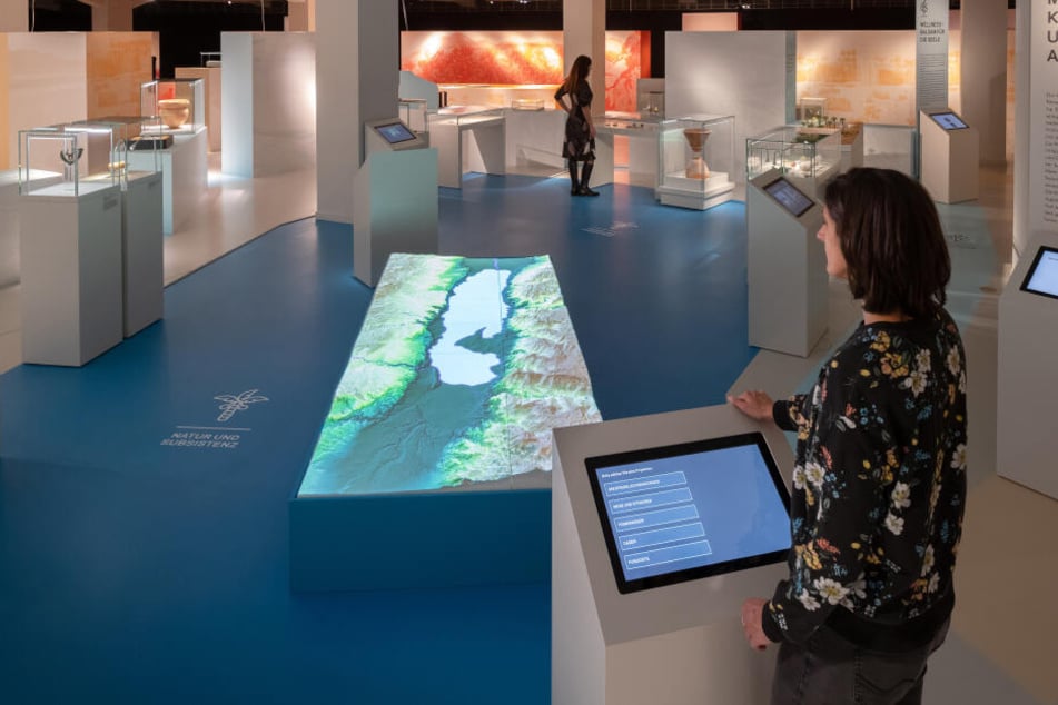 Hier könnt Ihr per Touchscreen Seespiegelschwankungen, Frischwasserzuflüsse, Straßen und (archäologische) Orte direkt abrufen.