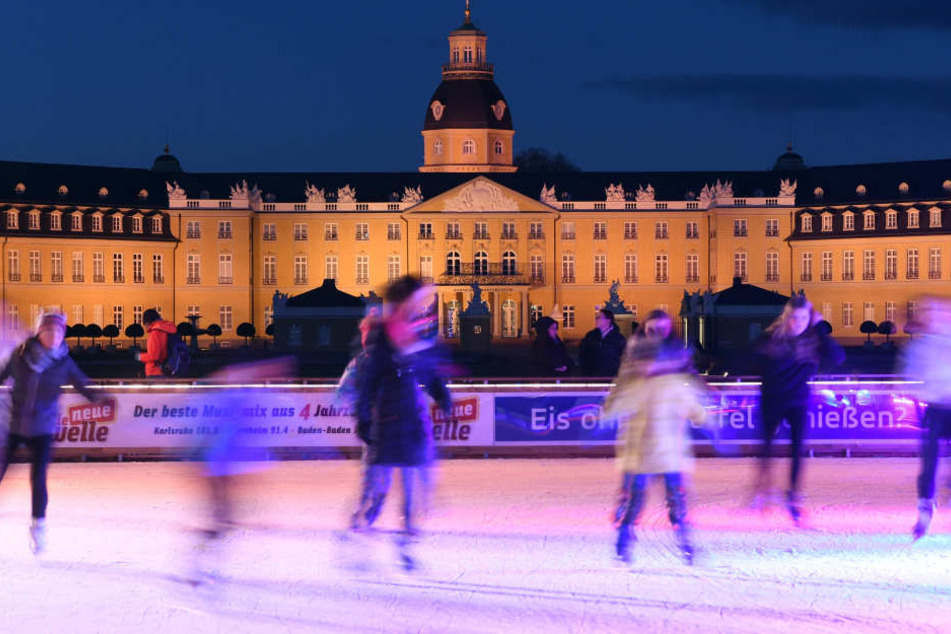 Auf einer Freiluft-Kunsteisbahn vor dem Schloss Karlsruhe halten sich jedes Jahr zu Weihnachten Schlittschuhläufer auf dem Eis auf. (Archivbild)