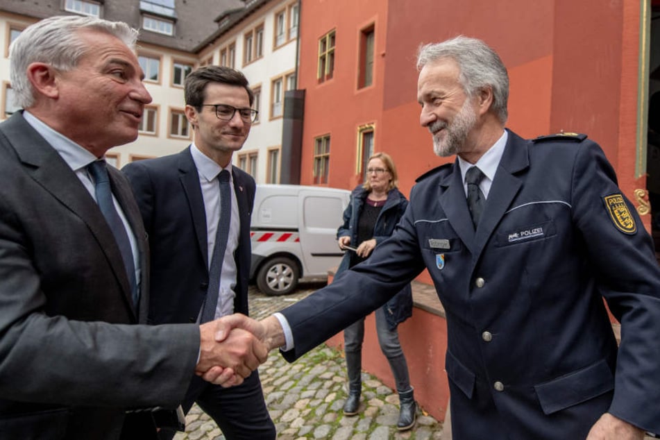 Innenminister Thomas Strobl (links im Bild) begrüßt Polizeipräsident Bernhard Rotzinger.