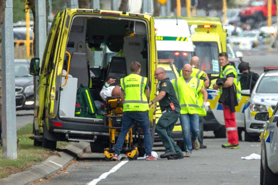 Rettungskräfte in Christchurch kümmern sich außerhalb der Masjid-Al-Noor-Moschee um eine Person.