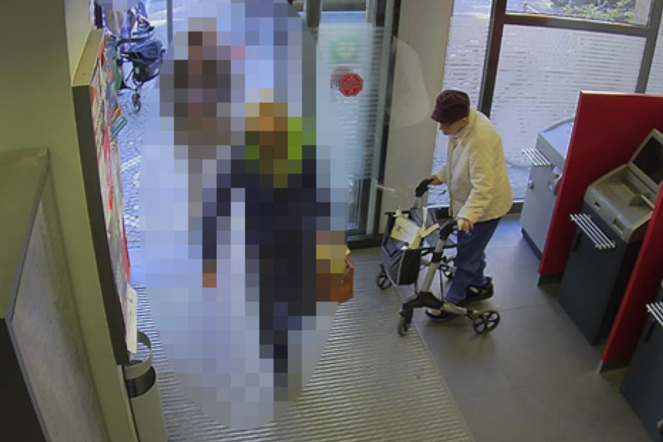 Die Seniorin (84) hatte in einer Krefelder Bank gerade Geld abgehoben.
