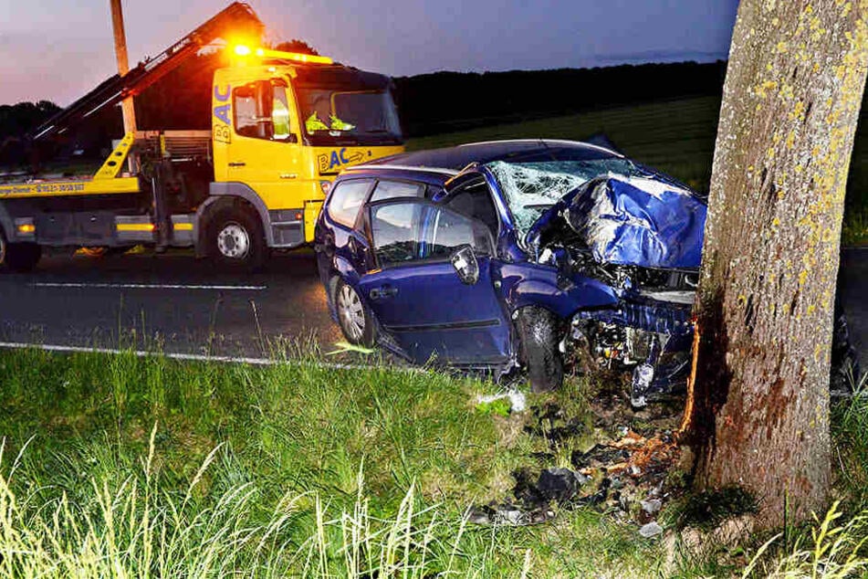 Aus eine Kurve flog der 22-Jährige und krachte gegen den Baum.