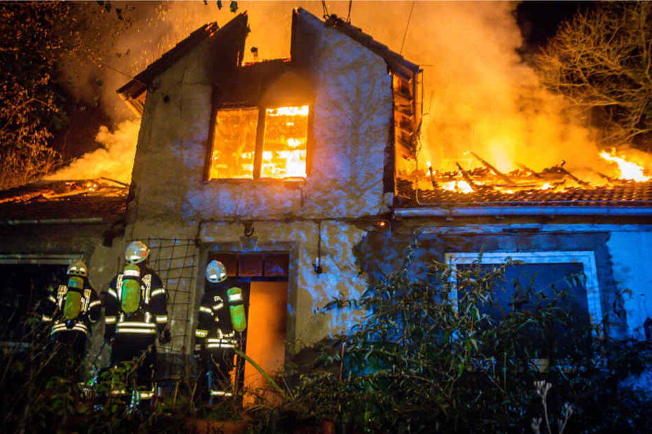 Das Haus stand komplett in Flammen, als die Feuerwehr eintraf.