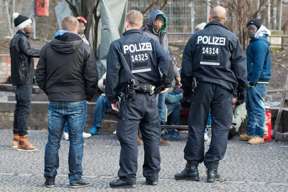 Polizisten bei Kontrollen im Görlitzer Park.