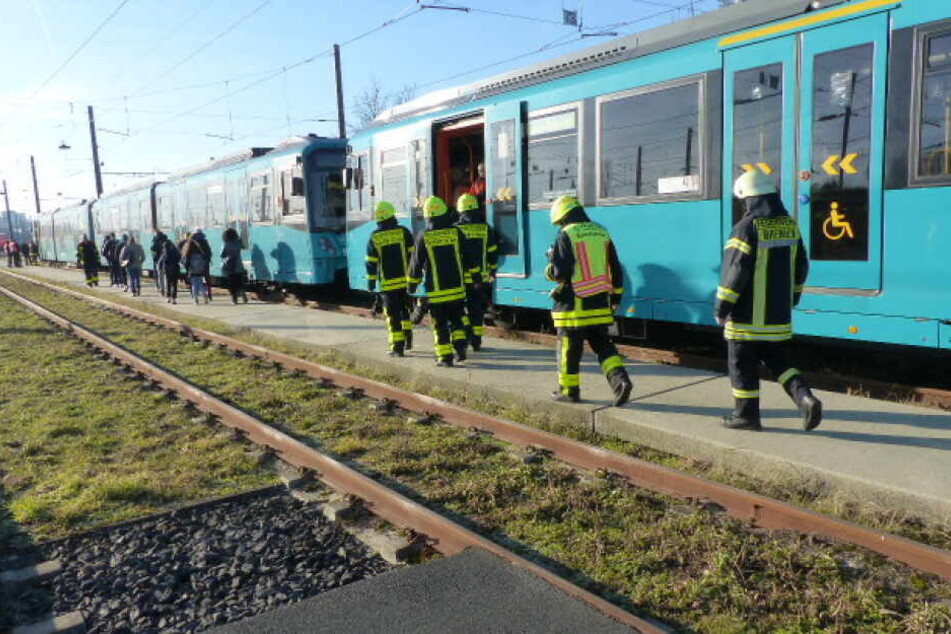 Die Passagiere mussten aus der Bahn evakuiert werden.