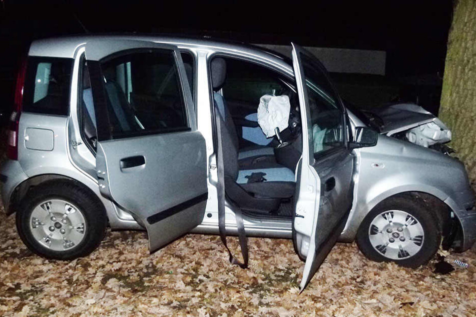 Am Mittwochabend krachte ein Fiat gegen einen Baum. Eine schwer verletzte Insassin wurde einfach zurückgelassen.