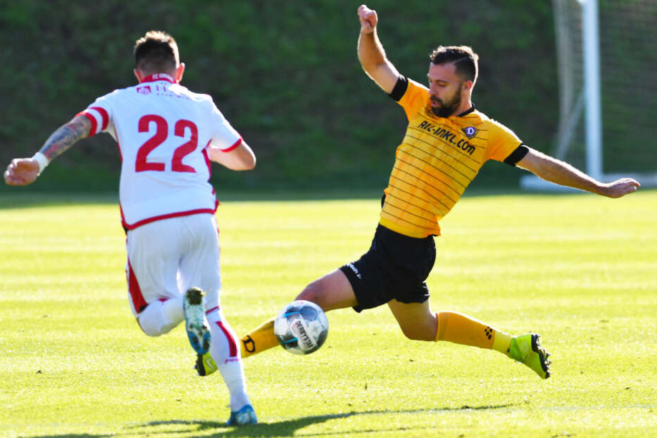 Der tschechische Neuzugang Josef Husbauer (r.) kam erstmals für Dynamo Dresden zum Einsatz.