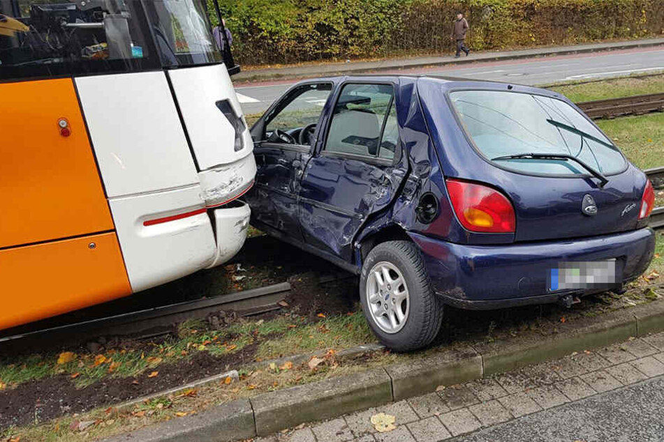 Mit welcher Wucht die Straßenbahn auf das Auto geknallt sein muss, lässt sich hier gut erkennen.