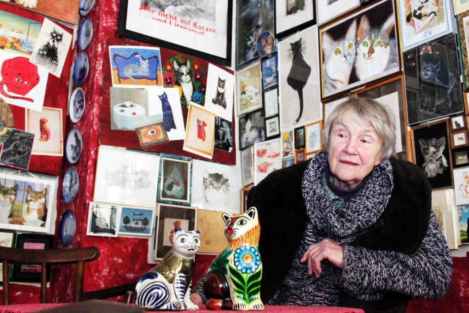 Renate Oeser, Initiatorin der Katzenkunst-Sammlung, sitzt in der Ausstellung.