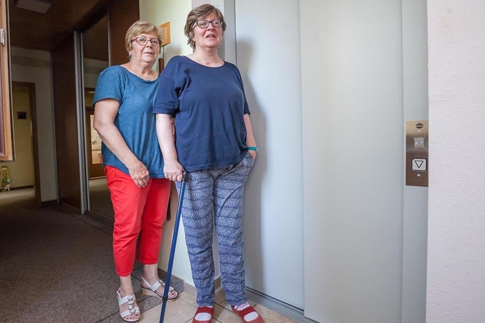 Die Türen bleiben zu: Diana Schwartz (46) kann den Aufzug nicht mehr
benutzen. Mutter Beater (66) kämpft um die Reparaturkosten.
