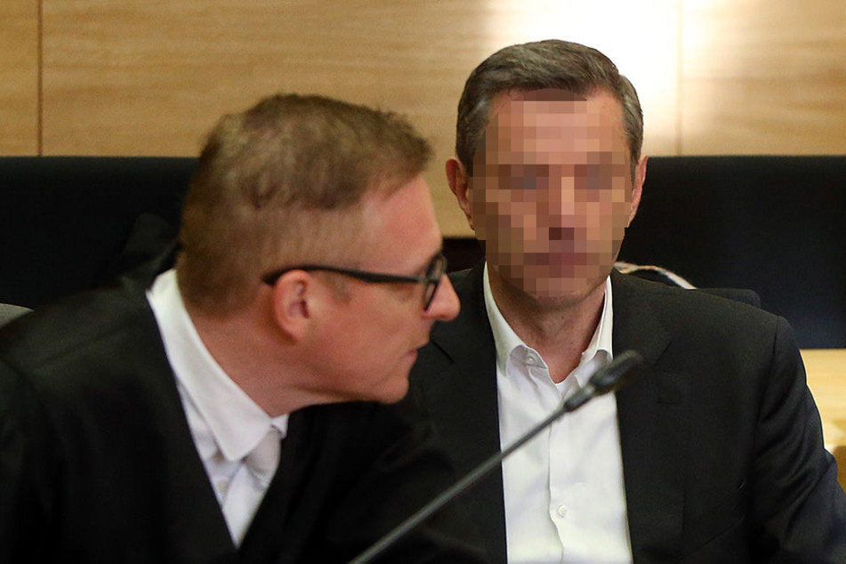 Der Angeklagte schweigt zu den Tatvorwürfen.