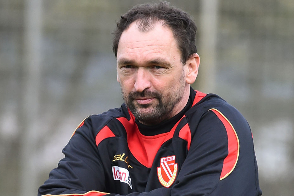 Claus-Dieter Wollitz trainiert Relegationsgegner Cottbus.