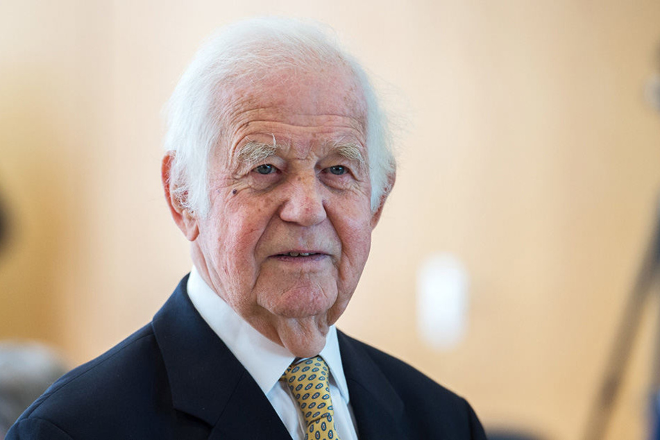 Honorig, klug
und staatsmännisch!
All dieser
Eigenschaften
ist sich Kurt
Biedenkopf (87)
allerdings auch
durchaus bewusst.
