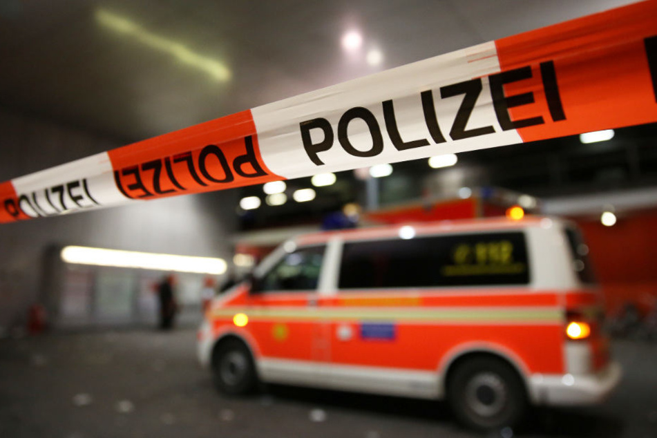 Der Rettungsdienst brachte die Schwerverletzte ins Krankenhaus. Die Polizei sicherte Spuren am Fundort. (Symbolbild)