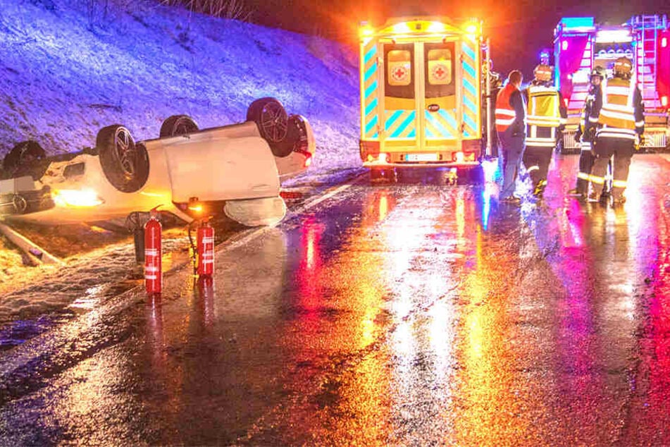 Einsatzkräfte der Feuerwehr sicherten die Unfallstelle.