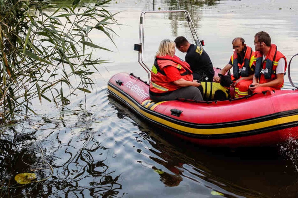 Feuerwehr und Polizei suchen auch im See nach dem Vermissten. (Symbolbild)