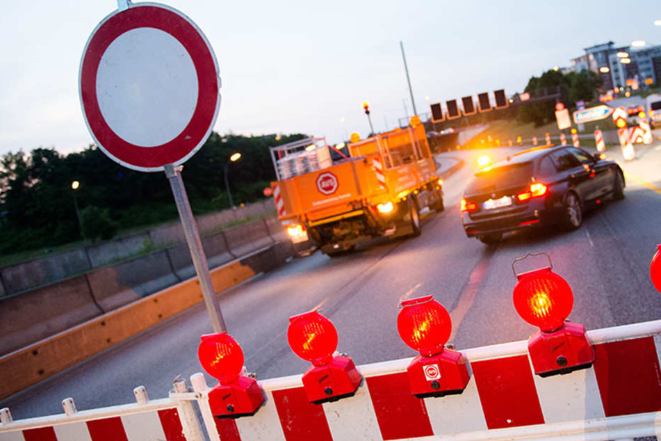 Für mehrere Stunden wurde die A10 in beiden Richtungen gesperrt. Es kam zu kilometerlangen Staus. (Symbolbild)