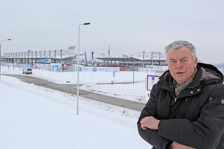CDU-Stadtrat Karl-Ernst Müller (69) vor dem noch namenlosen neuen Stadion in Zwickau. Er fordert die Offenlegung der tatsächlichen Baukosten.