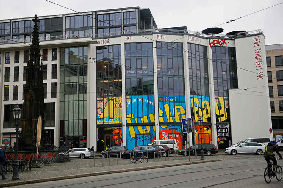 Nicht zu übersehen, wer ins "Lebendige Haus" am Postplatz einzieht: DIe Restaurant-kette "Turtle Bay".