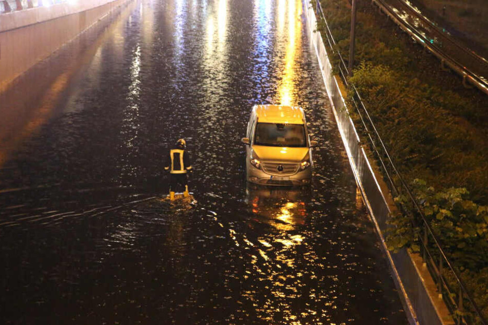 Der Mercedes konnte nur mit Hilfe der Polizei befreit werden.