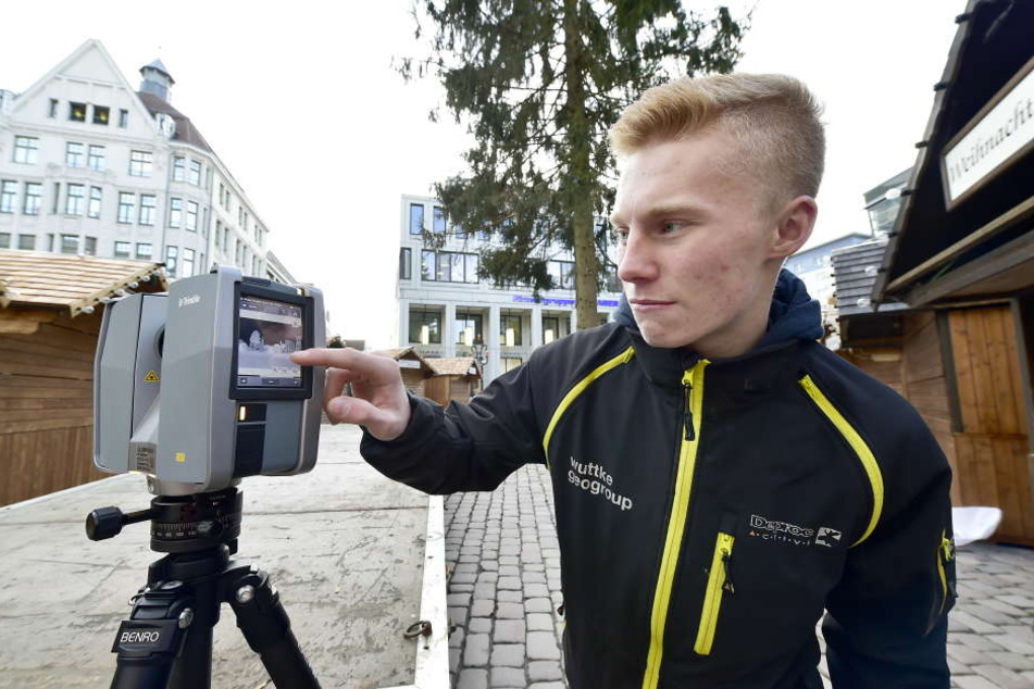 Toni Wüstenhangen (19), Azubi vom Vermessungsbüro Wuttke bei der Vermessung des Baums.