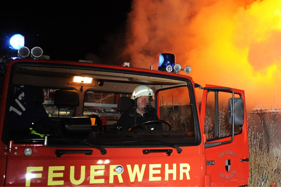 Die Feuerwehr rückte mit zahlreichen Einsatzkräften aus (Symbolbild).