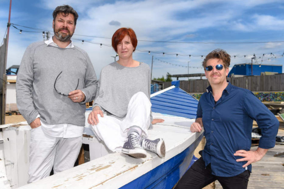 Niklas (links) und Bernadette Neumann (Mitte) haben gemeinsam mit Andreas Oehme (rechts) die Strandbar auf Vordermann gebracht.