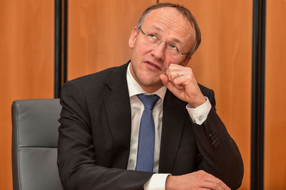 Sportbürgermeister Peter Lames (52, SPD) hat einen Plan für das Heinz-Steyer-Stadion.