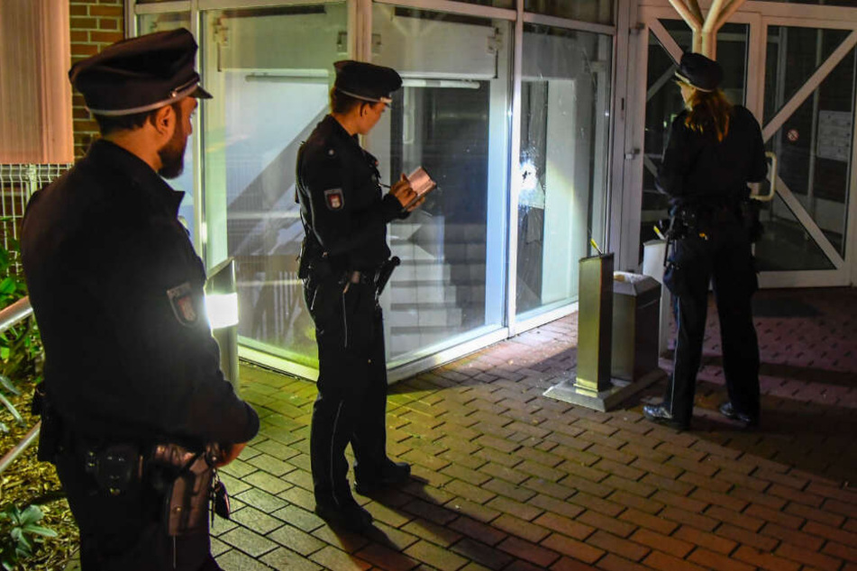 Die Polizei leuchtet den Eingangsbereich des Amtsgerichtes Barmbek aus.