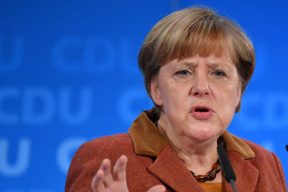 Harte Worte für Merkel (62, CDU): "Treten sie zurück als Kanzlerin und als CDU-Chefin!"