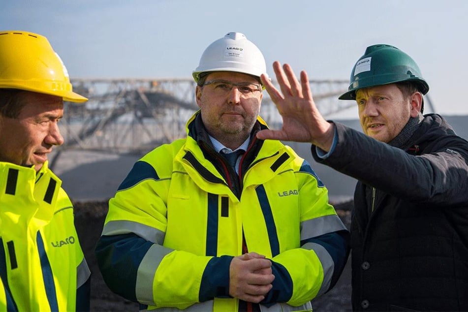 Ministerpräsident Michael Kretschmer (CDU, r.) traf sich in Boxberg u.a. mit dem Vorstand des Tagebaubetreibers LEAG.